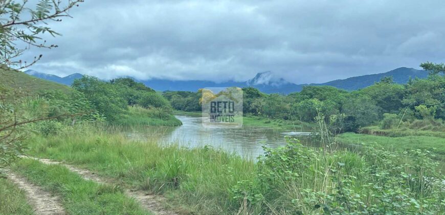 Fazenda 206 alqueires, beirando Rio São João e BR 101 com 2 km